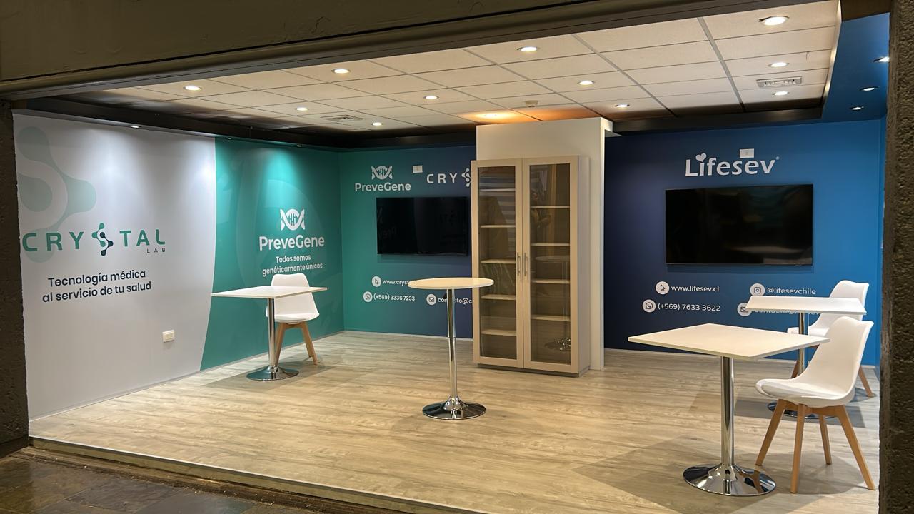 Stand fabricado en el taller de Muzuk, terminado antes de la apertura